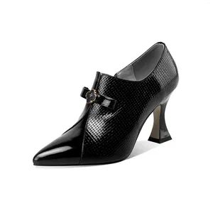 Chaussures habillées MSTYLE Patent Cuir côté Zip Up Pumps pour femmes Couleurs mixtes pointues Bouchette talon papillon à la main dames oxfords