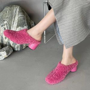 Chaussures de robe Mules Femmes Talons Slip-on Laine Rose Mode Fermé Toe Peluche Court Sabots Dames Hiver Chaud Pantoufles À Talons En Laine D'agneau