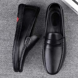 Dress Shoes Nouveaux hommes chaussures décontractées marque de luxe en cuir hommes mocassins respirant sans lacet bateau chaussures tout-match paresseux conduite chaussures homme