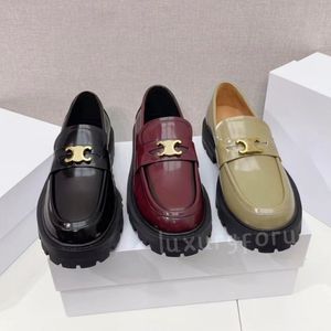 Geklede schoenen Nieuw seizoen Metal Triomphe Loafers Gepolijst koeienhuid Vintage stijl Klassieke loafers Comfortabele schoenen Designer damesschoenen