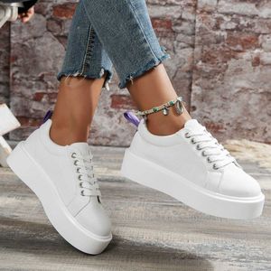 Kledingschoenen nieuwe witte canvas schoenen voor vrouwen casual en comfortabele platte schoenen mode gevulkaniseerde schoenen sportplatform schoenen wandelschoenen aa230328