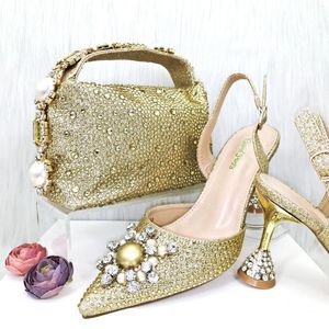 Geklede schoenen Nigeriaans merk goud damesmode elegante puntige neus hakken en tassenset sandalen ontwerper