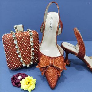 Zapatos de vestir Moda nigeriana en forma de tacón medio Diseño puntiagudo Damas y bolsos Naranja Fiesta de bodas Precio al por mayor