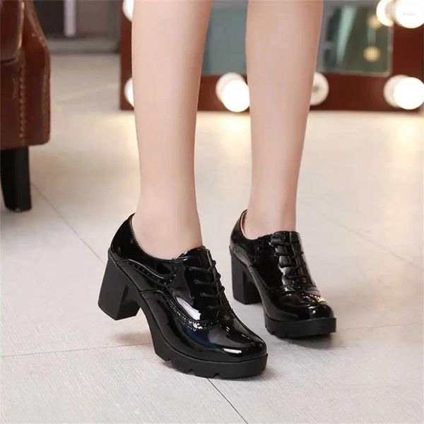 Chaussures de robe Nude Couleur Demoiselle d'honneur Baskets Plateforme Femmes Gris Noir Talons Femmes Sport Jogging Bity Modèles Runings