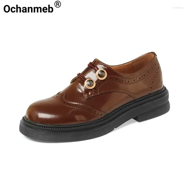 Zapatos de vestir ochanmeb retro brogues tallados británicos mujeres de cuero natural de cuero boquilla botón elástico tacones gruesos góticos