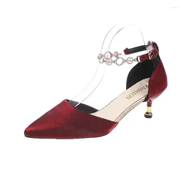 Zapatos de vestir una palabra cinturón soltero otoño 2024 temperamento rojo de mujer puntiagudo tacones altos novios de boda para mujeres