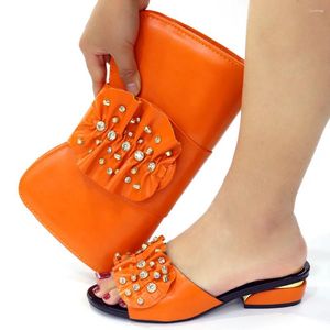 Kledingschoenen oranje lagere hakken en tassen set voor vrouwen mode Afrikaanse dames slippers match met handtas koppeling pantoufle femme cr531
