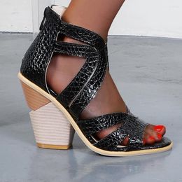 Chaussures habillées surdimensionnées style romain imprimé serpent sandales d'été sandales d'été grain de bois talon épais bouche de poisson creuse discothèque sexy
