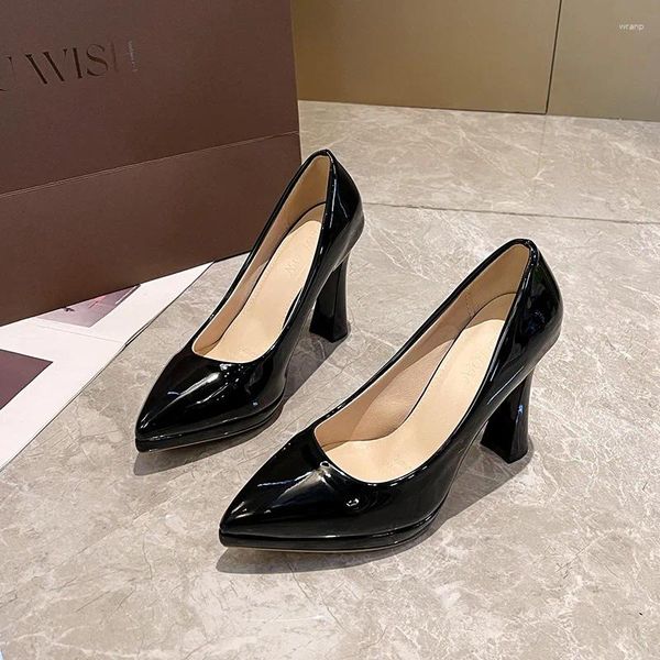 Robe chaussures en cuir verni couleur nue simple talons hauts femmes mode polyvalente talon épais unique pour orteil pompes peu profondes