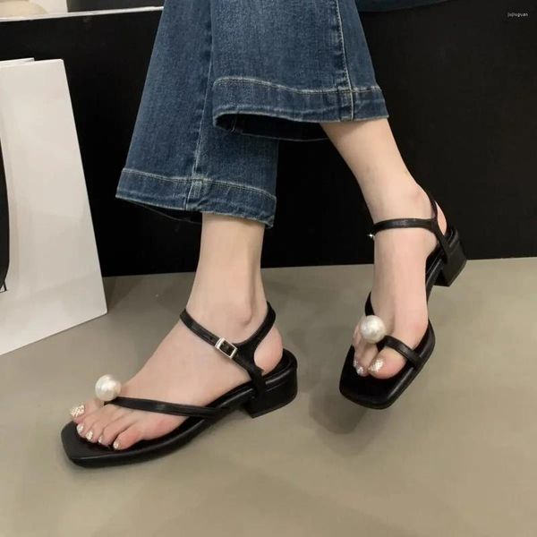 Zapatos de vestir hebillas perlas bloque negro tacón estilo romano verano 2024 calzado de damas una palabra sandalias de punta abierta para mujeres venta de asiático tamaño