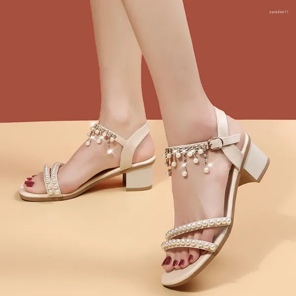Zapatos de vestir Sandalias de perlas Mujeres 2024 Moda Tacones gruesos Medio redondo Punta abierta Versión coreana Estilo de hadas Alto