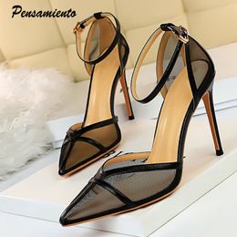 Zapatos de vestir Pensamiento Tamaño grande Malla de aire Mujeres Bombas Sexy ver a través de la correa del tobillo Tacón fino Verano Oficina dama Zapatos Moda Tacones altos 230419