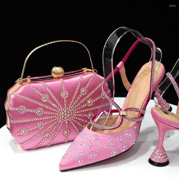 Zapatos de vestir Pink and Bag Set 2023 Damas africanas Tacones altos Sandalias de punta puntiaguda Partido con bolso Bombas de embrague Sandales Femmes CR386