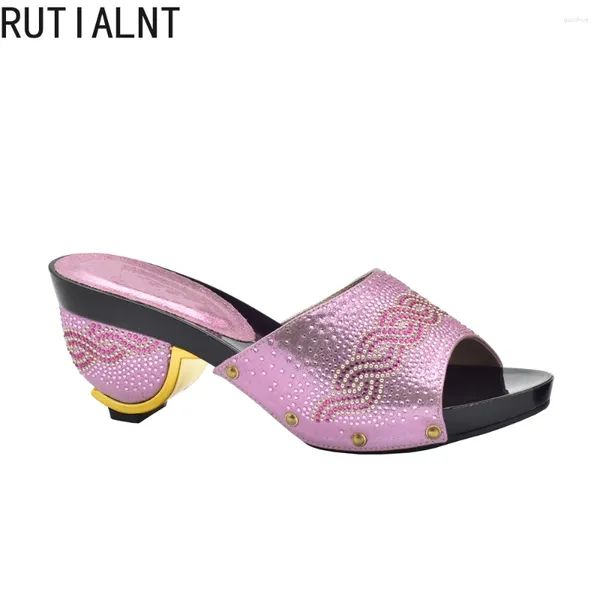 Chaussures habillées Couleur rose Africane Pantoufles Summer Fashion High Heels Quality Fowe Pumps for Wedding