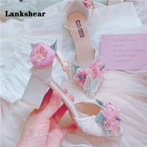 Chaussures habillées roses en trois dimensions fleurs hautes talons à la main à la main