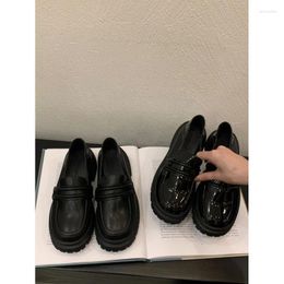 Chaussures habillées Plate-forme Design Niche Fond épais Muffin Square Toe Femmes Cuir Verni Mat Brillant Noir Pompes