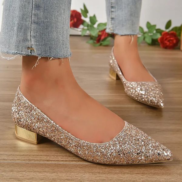 Chaussures habillées Plus la taille 42 talons bas pompes femmes paillettes brillantes chaussures de fête en or femme bout pointu chaussures à talons épais dames chaussures de mariage 231012