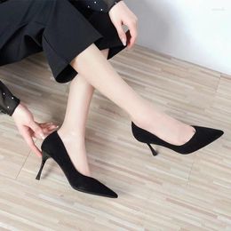 Chaussures habillées pointues noires talons hauts bas femmes cuir souple mi-talon entretien de travail français