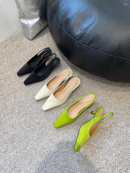 Zapatos de vestir Punta puntiaguda Sandalias de mujer Negro Blanco Verde 2024 Llegadas Tacones medios delgados Correa trasera Bombas de fiesta de moda de verano Tamaño 35-40