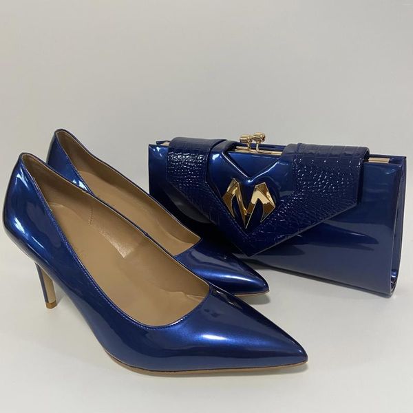 Chaussures habillées talons et sac assez hauts pour correspondre au dernier design bleu avec des pompes classiques de bonne qualité pour la fête de mariage