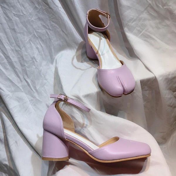 Chaussures de robe Purple Femmes Tabi Split Toe Femelle Chunky Talon Haut Pompes Cheville Wrap Designer Sandales D'été 2024 Mary Janes Grande Taille