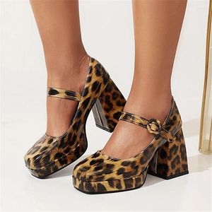 Zapatos de vestir PXELENA Vintage Leopardo Mujeres Chunky Block Tacones altos Correa de tobillo Punta cuadrada Hebilla Office Lady Bombas diarias Negro Blanco 43