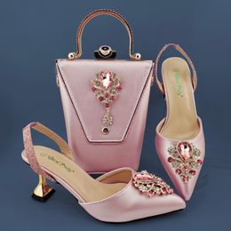 Chaussures habillées QSGFC 2022 Est Ensemble de sacs pour dames luxueux et élégants en couleur rose romantique