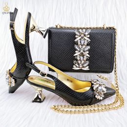 Dress Shoes QSGFC 2023 Italiaans design reliëf Varnish Style schoentas grote diamanten decoratie klassiek bijpassende 230225