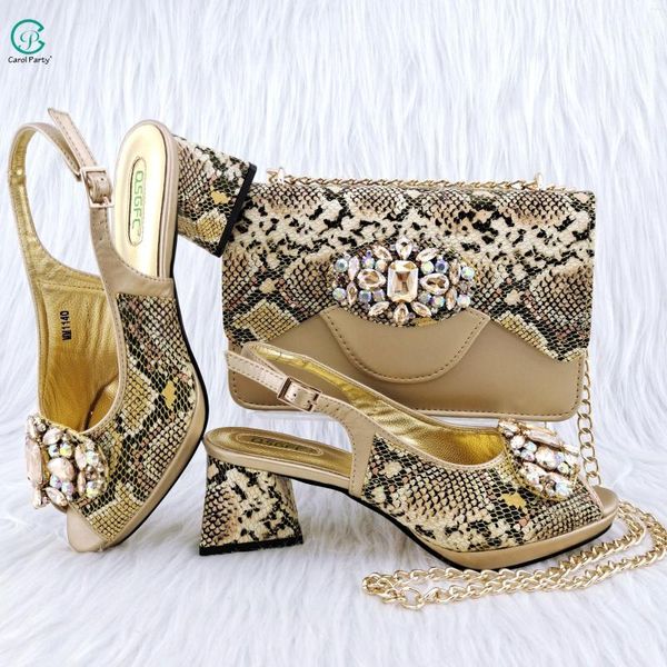 Zapatos de vestir QSGFC 2023 Las mujeres de lujo Luxury Blow Tol Última combinación de sandalias creativas de diez diillos infantiles de diseño de bodas italiano