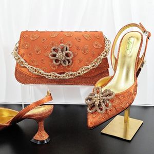 Geklede schoenen QSGFC Klassieke stijl oranje Afrikaanse mode Dames clutch met dezelfde hoge hakken Geschikt voor bruiloftsbanket en woon-werkverkeer