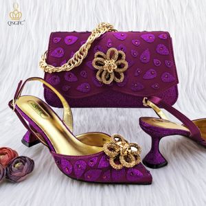Chaussures habillées QSGFC Italien Design Classic Women's Hand Sac épissage couleur assortir des talons hauts et un sac de sac de fête de mariage africain 230811