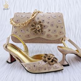 Geklede schoenen QSGFC ly aangekomen Klassieke stijl goudkleurige handtas voor dames Bijpassende hoge hakken Afrikaanse bruiloftsschoen en tasset 231012
