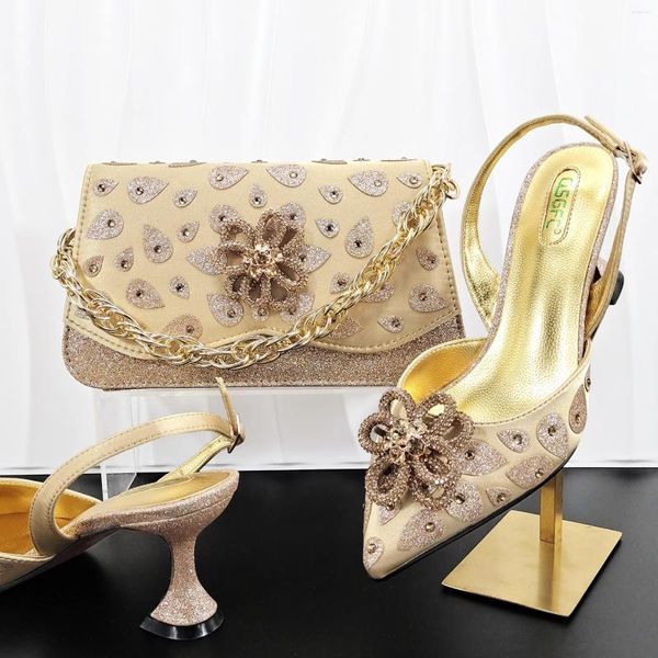Zapatos de vestir QSGFC Lentejuelas perfectamente diseñadas Excelentes sandalias africanas doradas y conjunto de bolsos Tacones altos italianos con súper diamantes de imitación