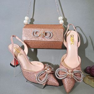 Chaussures habillées QSGFC Sepatu Wanita Desain Hak Kaca Anggur Lancip Warna Persik Populer Tas Penggunaan Ganda Pesta Pernikahan 230425