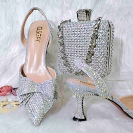 Chaussures habillées QSGFC Couleur argenté Crystal Decoration Style Vin Verre Verre Verre Amis Party Chaussures Nigerian Fashion Ladies Chaussures et sac pour fête