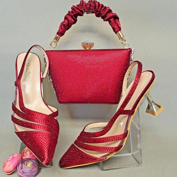 Zapatos de vestir QSGFC Vino Cómodo aerodinámico Punta estrecha Bolso trapezoidal a juego para mujer Conjunto de bolso y fiesta