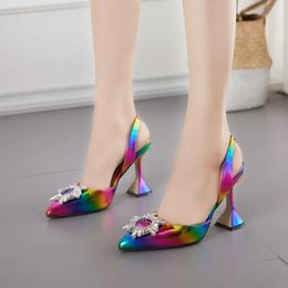 Chaussures habillées Couleur arc-en-ciel Femmes Sandales Élégantes Bout pointu Style soleil Strass Talons hauts Chaussures de désherbage Spike Talon Pompes Sandales Drop Ship 231108