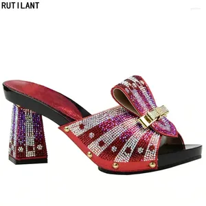 Chaussures habillées Couleur rouge Élégant Mariage de strass sandales italiennes Sandales pour la fête Africain High Talons Slip on Pumps