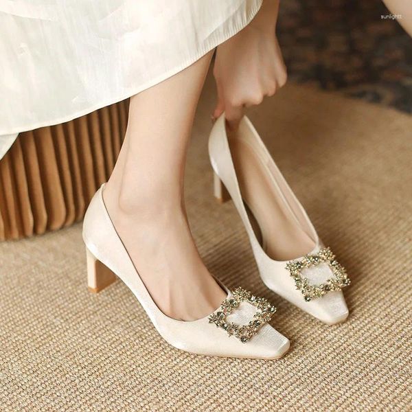 Robe chaussures rouge satin soie perle strass mariage style chinois Xiuhe talons hauts élégant fête femmes pompes talon épais 2024