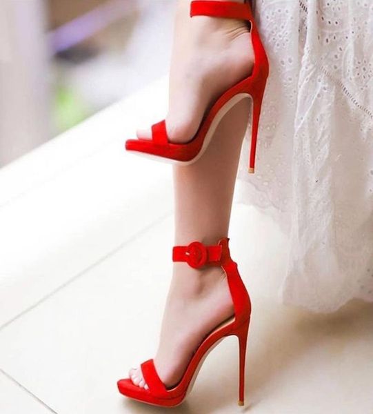 Chaussures habillées Rouge Daim Boucle Sangle Sandales Découpes Talon aiguille Plateforme Bout ouvert Été Mariage Mariée