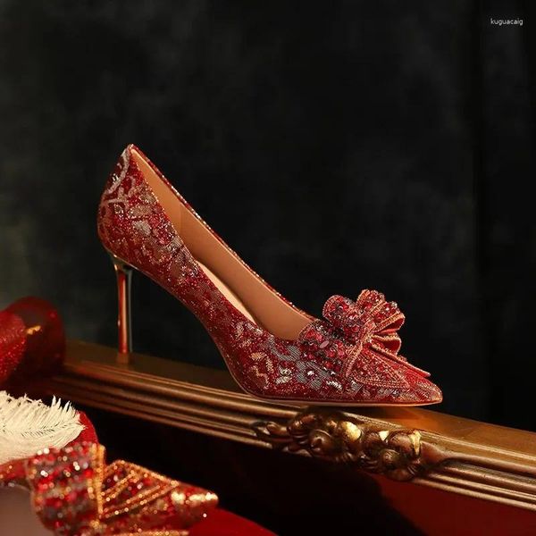 Chaussures de robe de mariage rouge pour femmes avec des talons fins pointus cristal style chinois pas fatigant pieds mariée haute