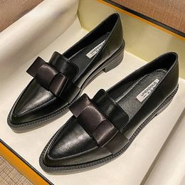 Chaussures habillées Rétro Bowknot Oxfords Femme Appartements Slip sur des talons épais Mocassins Britanniques Bout pointu Petites chaussures en cuir Femmes Plus Taille 42 231030