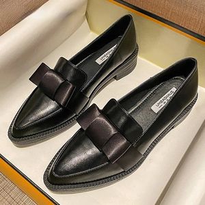 Chaussures habillées Rétro Bowknot Oxfords Femme Appartements Slip sur des talons épais Mocassins Britanniques Bout pointu Petites chaussures en cuir Femmes Plus Taille 42 231017