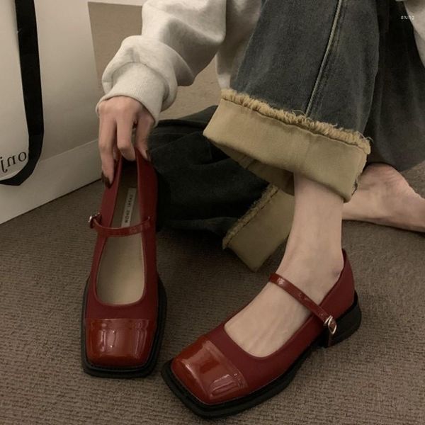 Chaussures habillées Rétro Petit Cuir Pour Femme 2023 Printemps Rouge Français Polyvalent Unique Semelle Épaisse Tête Carrée Mary Jane