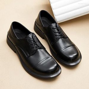 Chaussures habillées en cuir doux pour hommes décontractés.