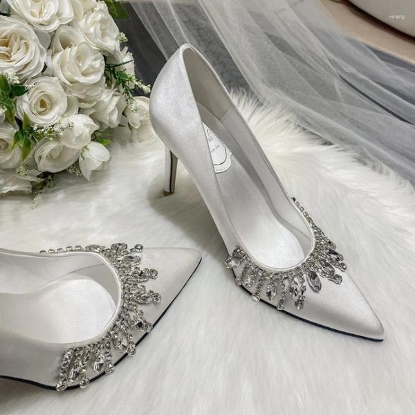 Zapatos de vestir Rhinestone Satén Punta puntiaguda Bombas Mujeres Moda Elegante Tacones altos Tacón de aguja Tacón de lujo Cristal Brillo Boda