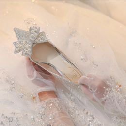 Chaussures habillées rimocy luxuerie brillante Crystal Chaussures de mariage Femme Perle Bowknot Talons minces pompes Femme brillant Toe à talons hauts Chaussures nuptiales 231108