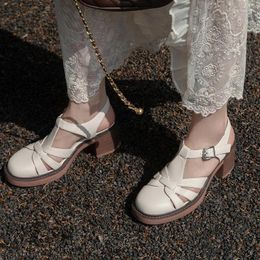 Robe chaussures sandales romaines femmes 2024 été extérieur porter fond épais français baotou plat sport cavité unique