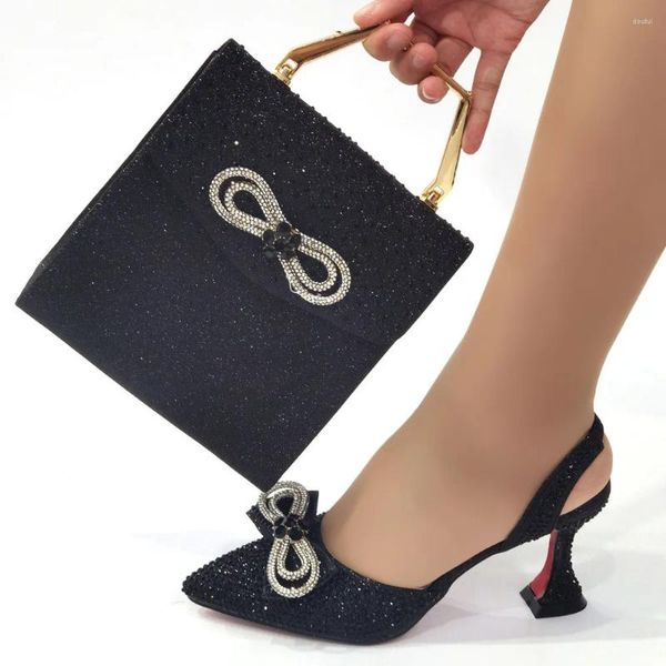 Zapatos de vestir Venta de llegada africana Banda estrecha y estilo cruzado Diseño italiano Color negro Conjunto de bolsos para damas