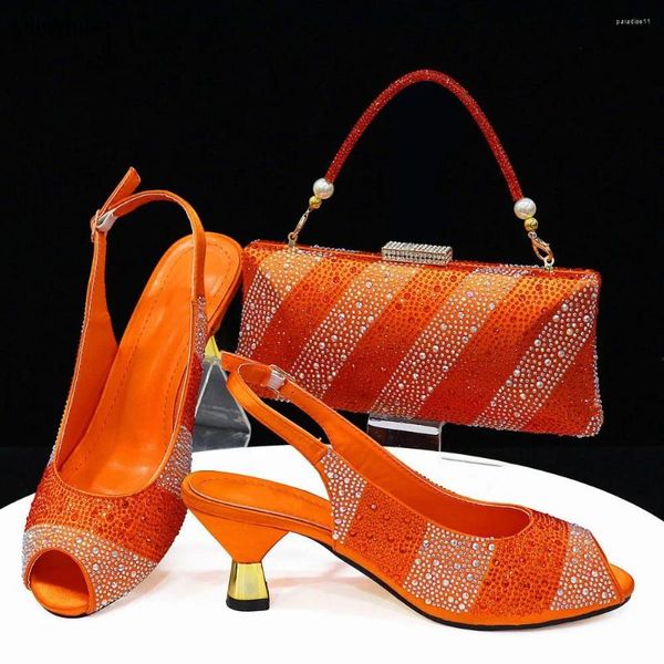 Zapatos de vestir Venta de moda Peep Toe Mujer Sandalia y bolso Set Bombas de verano de estilo africano con para boda